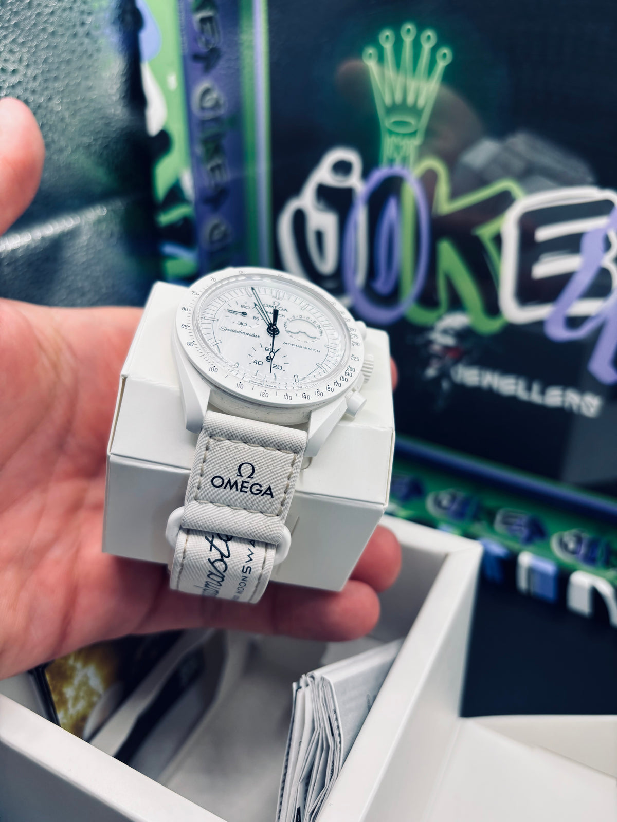 OMEGA X SWATCH “SNOOPY” 🐾🌍
MISSION TO THE MOON PHASE 🌒

Everything with it! Brilliant little collectors watch, receipt, box, watch, booklets, bag 💼

Pre owned, purchased may of this year 2026 ✅

£250 Ono

Doing £320-500 online everywhere now.