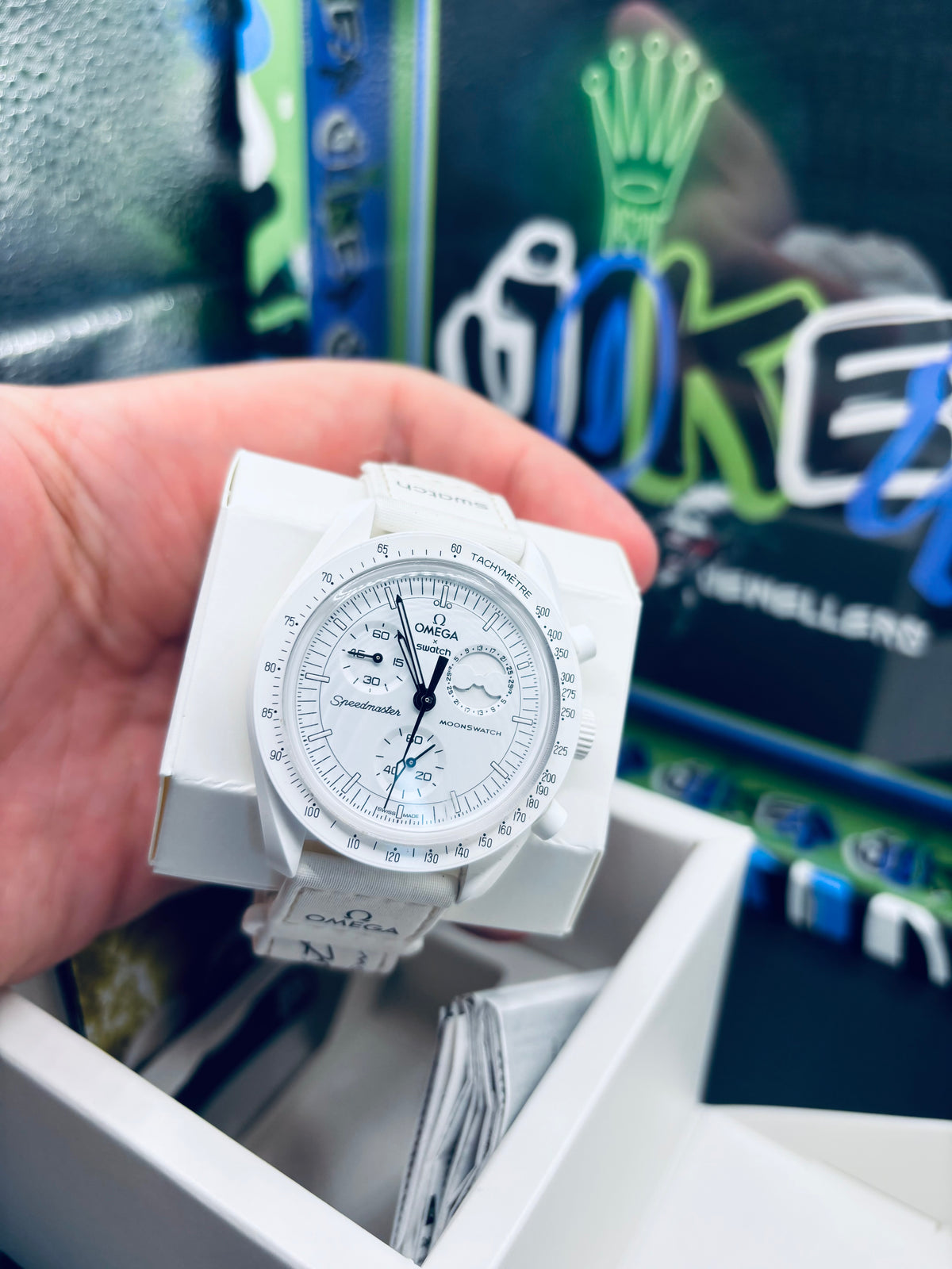 OMEGA X SWATCH “SNOOPY” 🐾🌍
MISSION TO THE MOON PHASE 🌒

Everything with it! Brilliant little collectors watch, receipt, box, watch, booklets, bag 💼

Pre owned, purchased may of this year 2026 ✅

£250 Ono

Doing £320-500 online everywhere now.